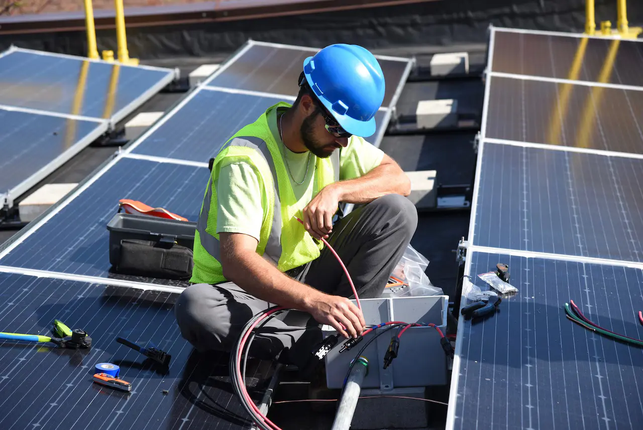 Panouri fotovoltaice integrate pentru o mică întreprindere